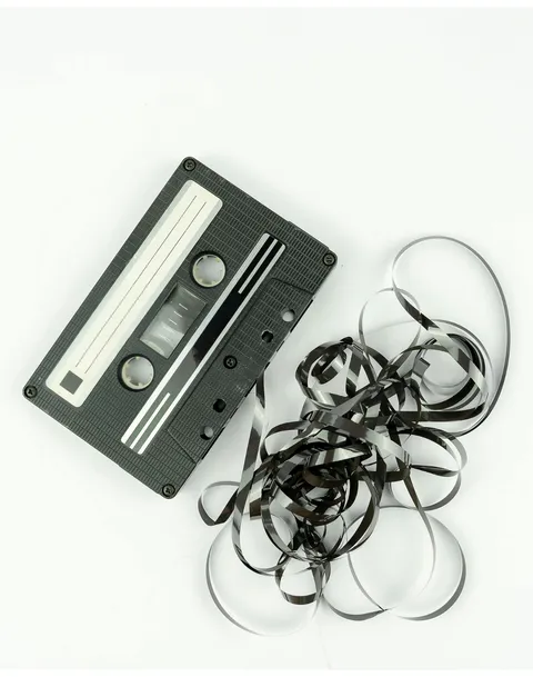 Cinta de casete de audio con la cinta magnética enredada antes de digitalizar