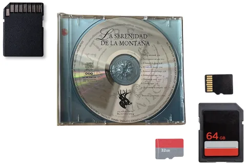 CD grabado y tarjetas de memoria para la entrega de los archivos digitalizados