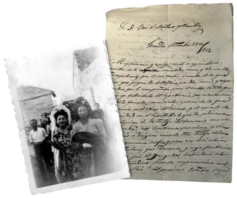 Fotografía familiar antigua y carta manuscrita antes de digitalizar
