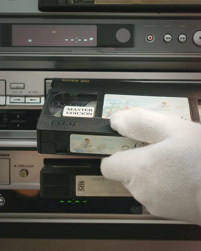 Técnico insertando una cinta VHS etiquetada "Master Edición" en el reproductor