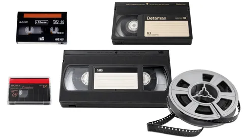 Cintas VHS, Betamax, Hi-8, MiniDV y bobina de Super 8 antes de digitalizar