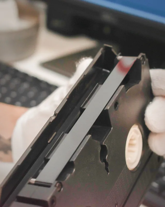 Primer plano de una cinta VHS junto al equipo de digitalización